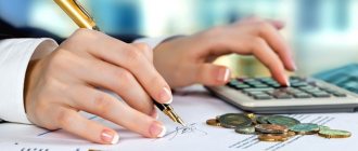 Девушка подписывает документ