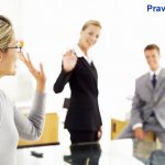 Девушка прощается с коллегами