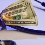 как оплачиваются больничные работающим пенсионерам