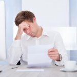 Мужчина думает