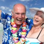 Пожилая пара на побережье