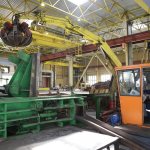 прессовщик лома цветных металлов за работой