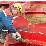 слесарь строительный за работой