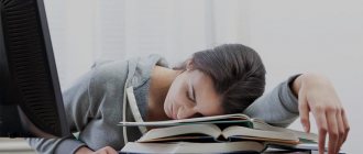 спящая женщина за рабочим столом