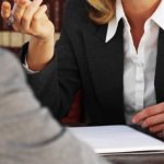 Женщина обращается за помощью к адвокату, чтобы оформить пенсию